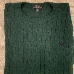 Ralph lauren grön kabel-stickad tröja med blandning av lammull och cashmere.  Cond:9/10 Det är barnstorlek och är åldern 18-20. Passar de som har S/M