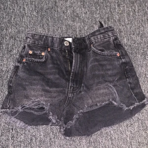 Zara shorts -  Perfekta zara shorts till sommaren jag knappt använt💕 Köpte sommaren 2021 och inte använd mer än 4 gånger💕 passar 34 och 32💕 färgen är mörkgrå/svart