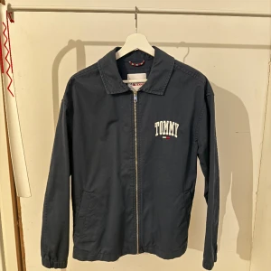 Tommy hilfiger jacka - Hej! Säljer min Tommy hilfiger jacka/overshirt Den är i storlek XS men sitter som en S. Använd max 10 ggr. Jackan är i nyskick. Inköpt 2023