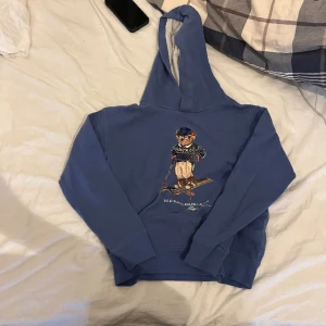 ralph lauren - Här säljer jag et Ralph lauren hoodie med ett jätte fint skick med färgen lite blå lila