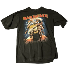Iron Maiden Band Tröja - Jättefin tröja men är in urgent need of cash så säljer den💔 Använda gärna köp nu och helst instabox💕💕
