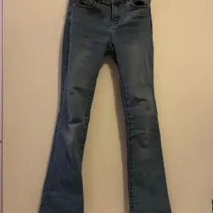 Säljer ett par utsvängda jeans från över 157 i modellen skippy flare. De är i stl 150 och jättebekväma men jag har tyvärr växt ur de. Säljer för 120 kr + frakt. Kontakta för frågor/inresse <3 