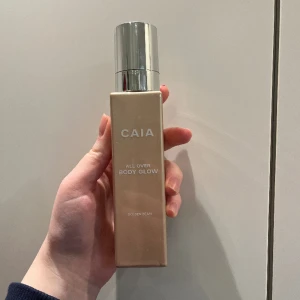 Caia - Body glow från caia, fick i julkalendern men kommer inte till användning. Kostat 499 ny, men mitt pris är 300 kr. Extremt glowig och fin, speciellt på sommaren!!  Wow säger jag bara! Endast testad en gång 