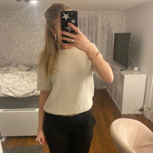 Stickad T-shirt  - Beige stickad t-shirt från hm som inte säljs längre💕