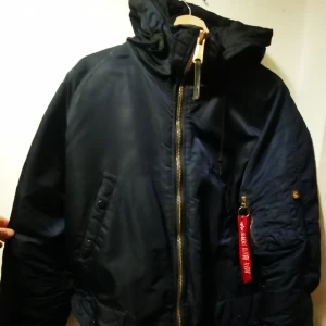 Adrian hammond vinter jacka - Säljer en adrian hammond vinterjacka använd endast 1 vinter. Den är i bra skick. Storlek LARGE ganska lång jacka finns mer bilder om man så vill ha