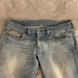 Diesel jeans - Jättefina diesel jeans som jag köpte här På plick❤️ innerbenslängden är 75cm och ytterbenslängden är 93 cm. Midjan är 42cm tvärs över ❤️❤️jag är 165 cm och de sitter perfekt i längden !