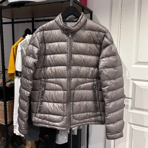 Moncler Acorus - Moncler Acorus i utmärkt skick, perfekt vårjacka! Storlek 4 ~ M/L, nypris 12.000kr mitt pris 3500kr. Herrmodell men passar både killar och tjejer! Bara att skriva vid frågor eller funderingar, över 50 refs finns! 