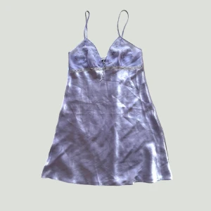 Silkes klänning  - Kort silkesklänning med broderade blommor & rosett🎀Reglerbara axelband. Fint skick, inga defekter! 