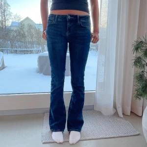 Lågmidjade utsvängda jeans!! - Säljer dessa slutsålda jeansen från zara❤️ pris kan diskuteras 