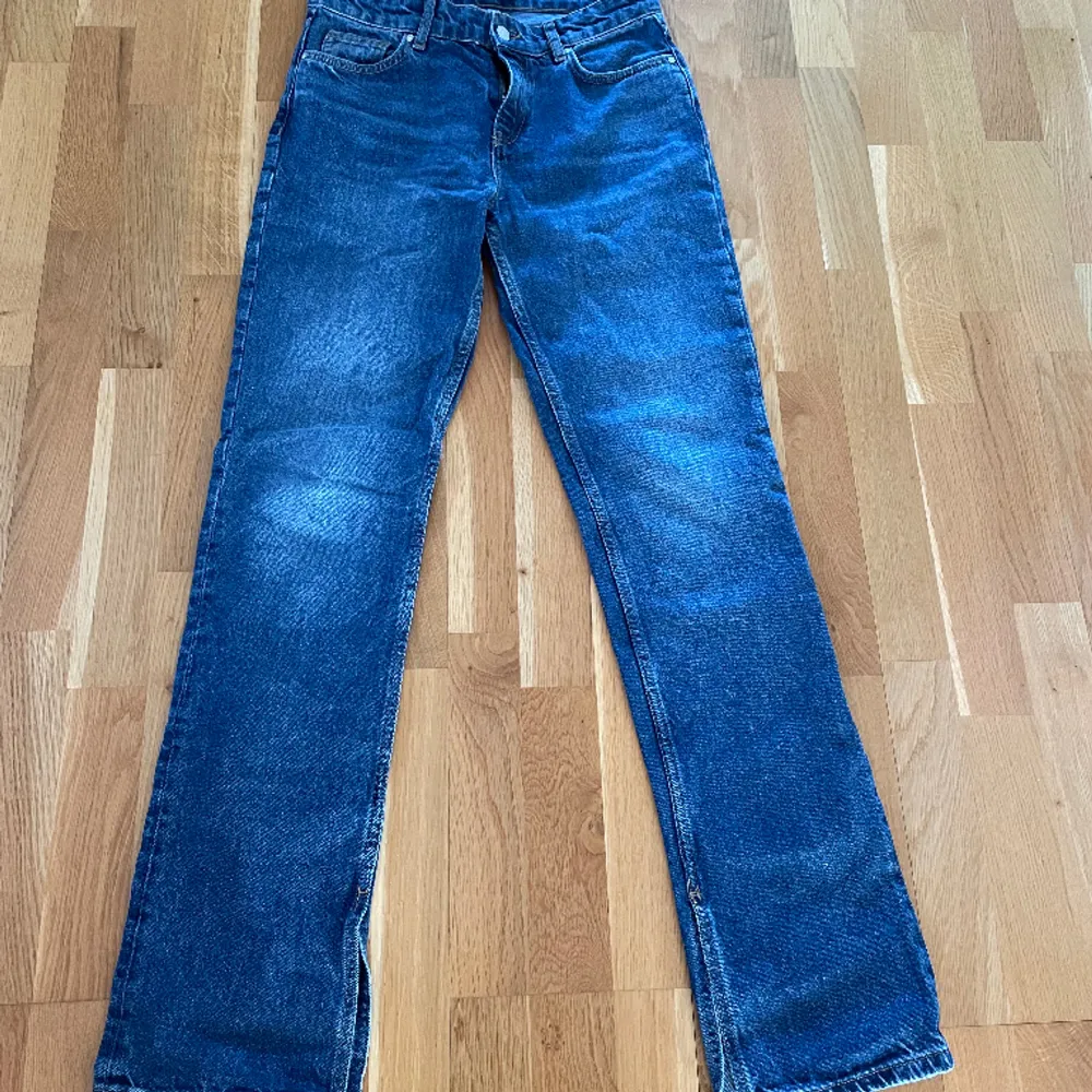 Jeans från mango, ingen stretch, mid waist skulle jag säga. Har slits på insidan av jeansen. . Jeans & Byxor.