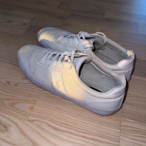 Vita Polo Ralph Lauren - Fina vita Polo Ralph Lauren som jag haft ett bra tag, men används inte längre.  De är i mycket bra skick, men har vissa missfärgningar som kan ses på bilderna. Detta bör gå bort om de tvättas.  Tveka inte att höra av er om frågor uppstår!😃