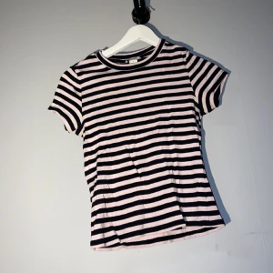 Croptop - Rosa och Svart randig croptop i bra skick 