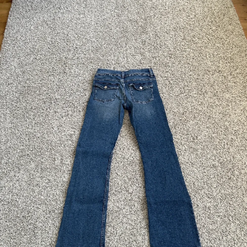 Säljer dessa fina jeans från Gina. De kostar 350 och jag säljer för 150kr. Jag har inte använt de mycket och det är inget fel på de. Jag använder inte de för jag är för lång. ❤️ de är storlek 164cm. . Jeans & Byxor.