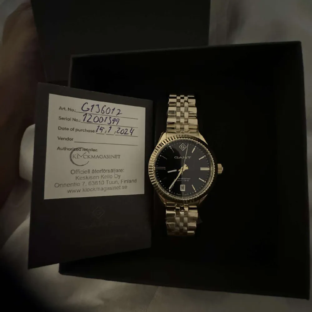 Helt ny Gant Sussex G136012 Kvar i förpackningen och hämtade ut den ifrån posten idag (18 januari 2024) Men då det var en Dam klocka så väljer jag att sälja den vidare till nån mer lyckligt lottad. Väldigt fin klocka och nypris på den är 2690.. Accessoarer.