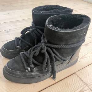 Säljer dessa svarta inuikki skor i bra skick. Ett av skosnörena har gått upp lite men man tänker inte alls på det när de används! 