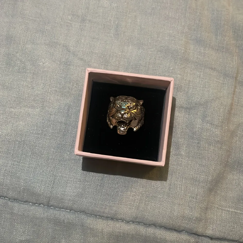 Super snygg tiger ring! 🔥Köpt från punkshop. Justerbar.  Säljer för 50kr plus frankt . Accessoarer.