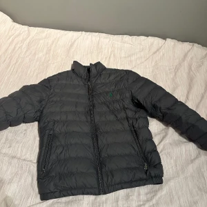 Rikgit fin Ralph luren jacka i dunderskick! - Den är helt äkta köpt i Ralph lauren butiken nypris ligger mellan 2,2-3 k  Inga hål eller fläckar och passar rikgit fint till början av våren😁 Mer bilder/ mer info kan tas!