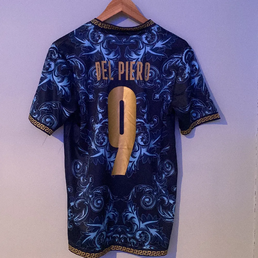 Helt oanvänd för att den var för stor Del Piero nmr 9 på ryggen. T-shirts.