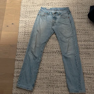 Levis 501 - Säljer ett par Levis som jag inte använder längre.  Strl 27/30