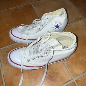 converse  - använda 1 gång, säljer då de är ”klack”/upphöjda inuti🩷