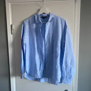 blå och vit randig skjorta från kappahl🩵 superfint skick, storlek XS med oversize och passar bra på mig som vanligtvis har storlek M (se bild 2)