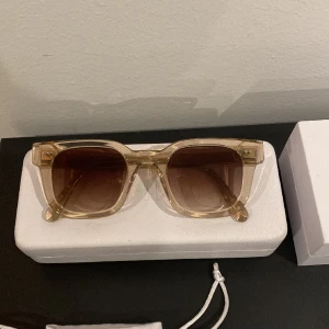 CHIMI 04 - Ett par rigtigt snygga beiga chimi 04 i toppskick allt som syns på bilden följer med nypris 1250kr säljs för att dem inte kommer till användning 