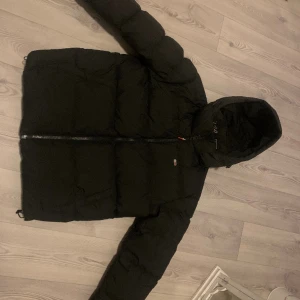 Dunjacka  - Tommy Hilfinger dunjacka stl M.  Använd fåtal gånger. Som ny. 
