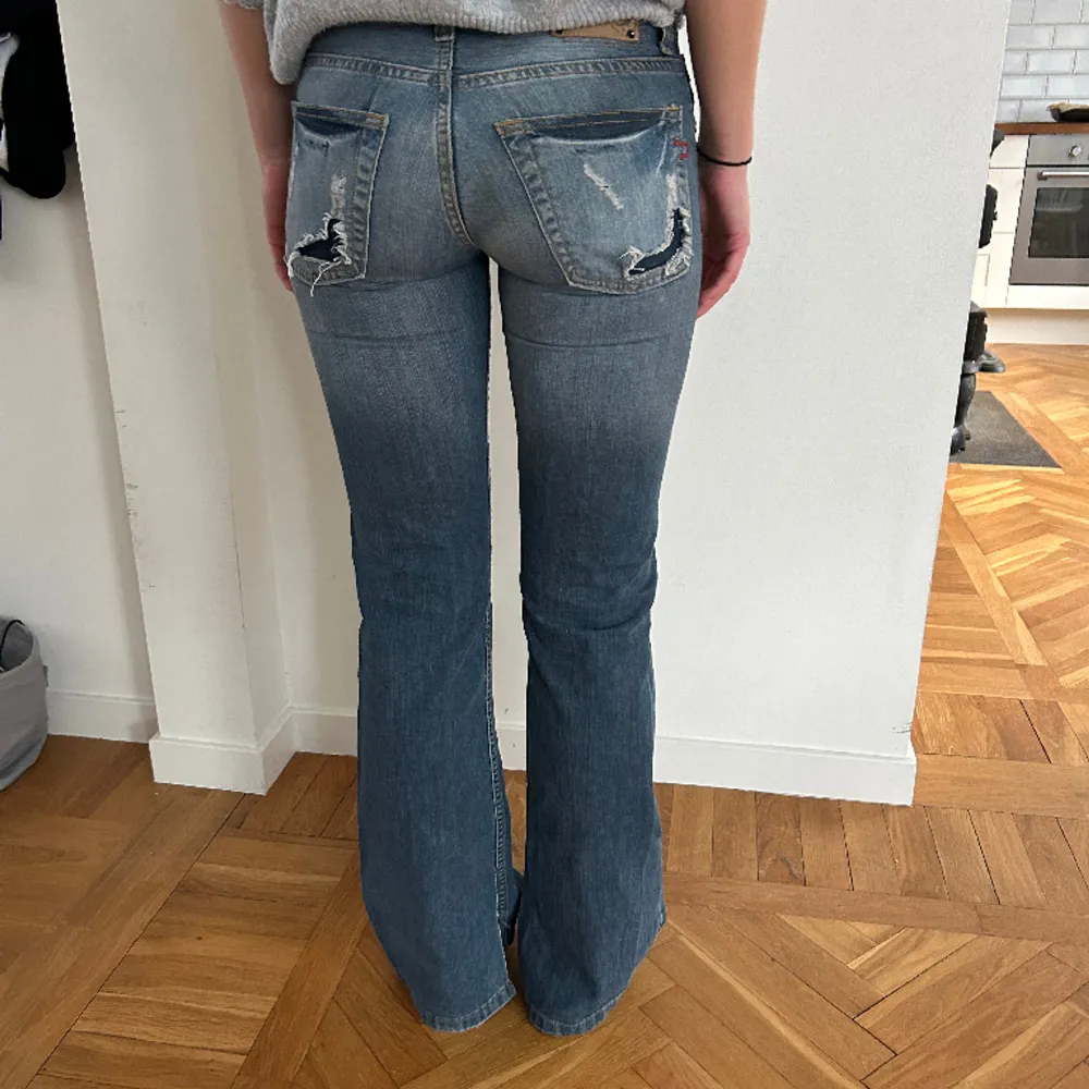 Säljer mina lågmidjade bootcut diesel jeans med hål i och slits på innerbenet. De är i storlek XS/S och är i bra skick! Köpare står för frakt!💕. Jeans & Byxor.
