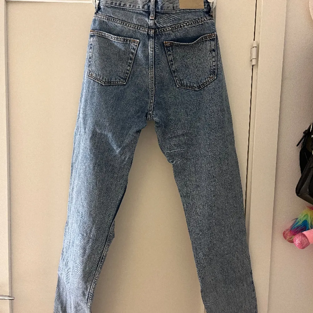 Raka jeans med hål och slitningar från BikBok. Medelhög midja och ganska långa i benen. Strl XS🩷. Jeans & Byxor.