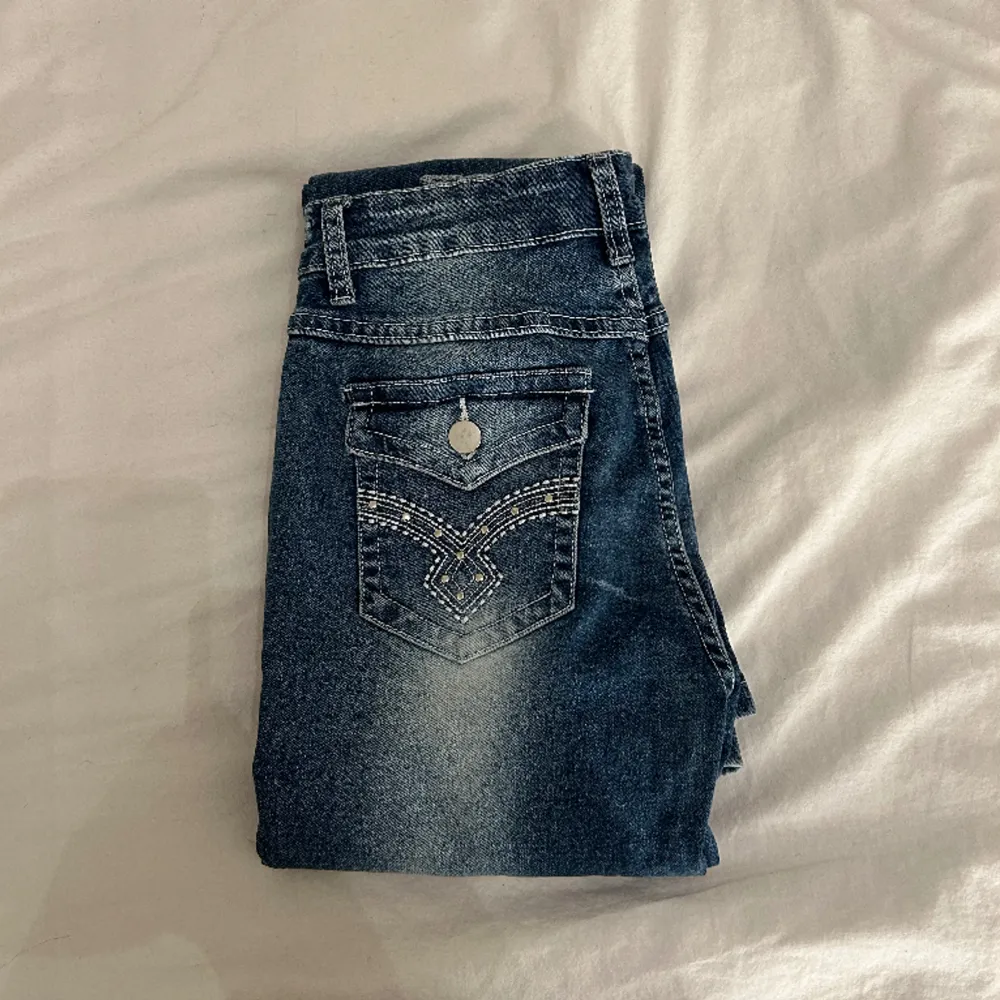 Säljer mina bootcut jeans med jätte fint mönster på bakfickorna i strl S då dem aldrig kommer till användning. Bara använda 1-2 ggr så i nyskick. Tryck gärna på köp nu.💕. Jeans & Byxor.