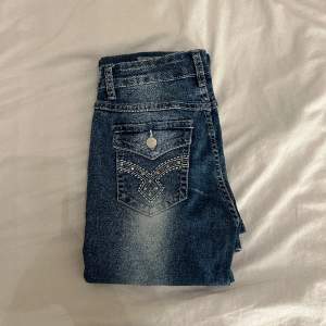 Säljer mina bootcut jeans med jätte fint mönster på bakfickorna i strl S då dem aldrig kommer till användning. Bara använda 1-2 ggr så i nyskick. Tryck gärna på köp nu.💕