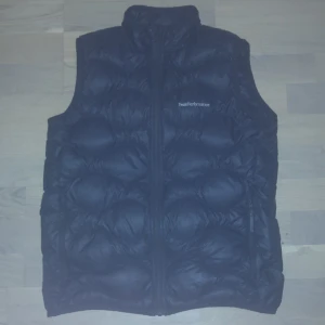 Peak performance väst  - Säljer nu min peak performance väst i storlek 170,passar perfekt på mig som är ungefär 180cm,skicket är 7/10 då den har ett litet hål där av priset.