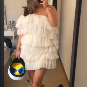 Student klänning  - Säljer denna klänning i S/M, säljer den då den inte passade mig, super fin klänning