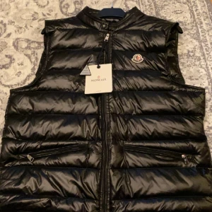 Moncler GUI väst - Hej! Säljer min moncler väst pågrund av den är för stor på mig. Kom privat för fler bilder och frågor☺️