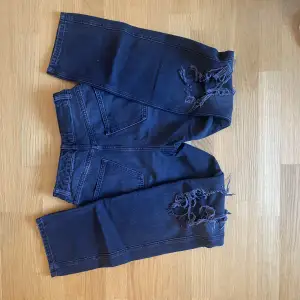 Svarta jeans med hål på knäna från NAKD. Storlek 36, skulle säga att de passar en 34 då jag oftast är det❣️