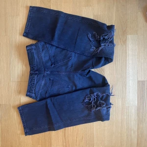 Svarta jeans med hål - Svarta jeans med hål på knäna från NAKD. Storlek 36, skulle säga att de passar en 34 då jag oftast är det❣️