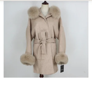 Pälskappa - Valentina - Pälskappa från Femenina of Sweden i storlek S (oversize) med väldigt fluffig päls. Den tar bara plats i garderoben därav lågt pris fast att den är väldigt fin!