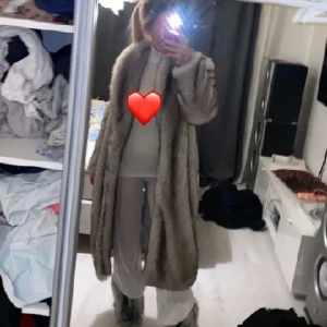 Pälsjacka - Snygg pälsjacka! Använd en vinter! Nyskick köpt för 1500 kr säljer för 800kr. 