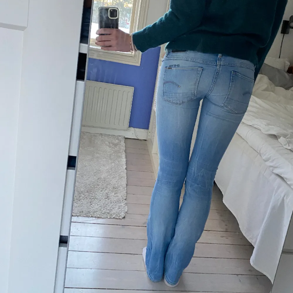 Lågmidjade jeans från G-star Raw. Sitter väldigt snyggt på! Midjemåttet är 39 cm och innerbenslängden är 80 cm 💖jag är 170!. Jeans & Byxor.