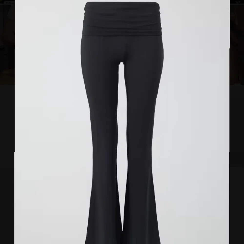 mörkgråa soft touch folded flare trousers, storlek xs, köpt för 360kr knappt använda skriv för egna bilder . Jeans & Byxor.