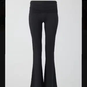 mörkgråa soft touch folded flare trousers, storlek xs, köpt för 360kr knappt använda skriv för egna bilder 