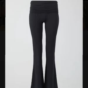 utsvängda byxor  - mörkgråa soft touch folded flare trousers, storlek xs, köpt för 360kr knappt använda skriv för egna bilder 