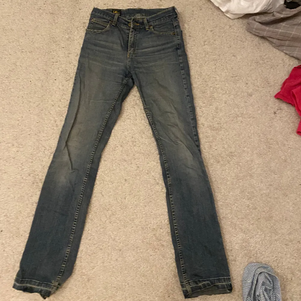Jeans från Lee, använda! Annars bra skick lite slitna längst ner men jätte sköna jeans! Storleken är 29/33. Jeans & Byxor.
