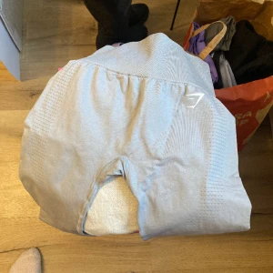 2 gymsharktights - 2 gymsharktights i grått och lila