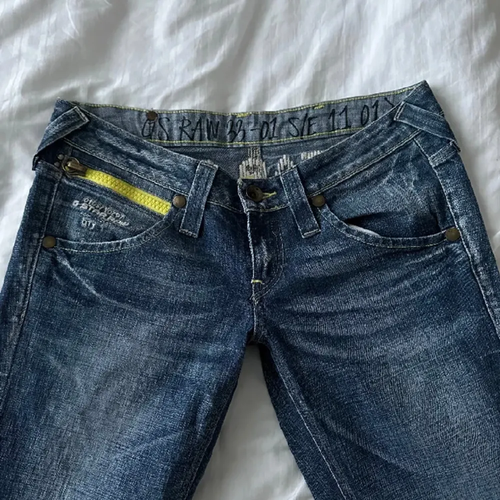 Vintage g-star raw jeans (lånade bild), perfekt skick🤍🤍 passar någon upp till 162cm skulle jag säga. Skriv vid frågor!❤️. Jeans & Byxor.