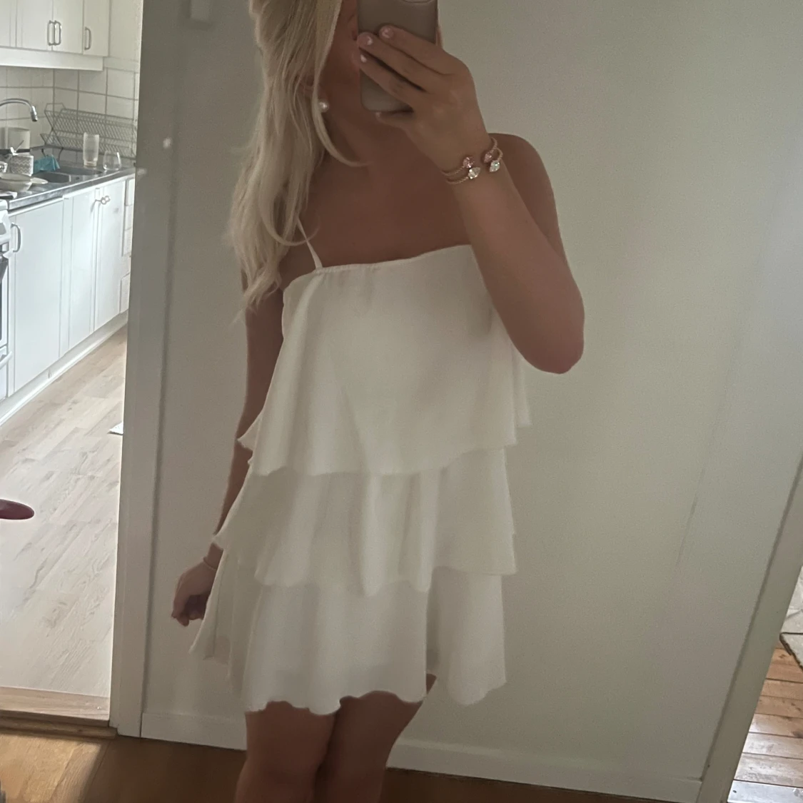 Vit klänning med volanger  - 90