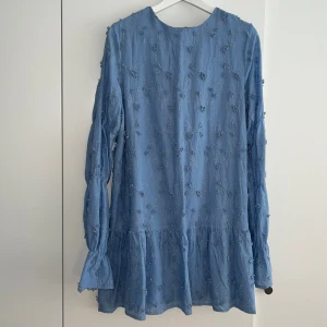 Klänning från NAKD - Superfin sommarklänning från Nakd. Storlek 40. Använd fåtal gånger. Nypris 699 kr, säljer för 650 kr.