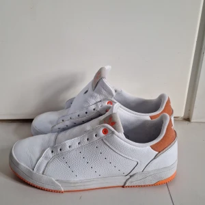Addidas skor - Knappt använda utan skosnöre. Köpte för två år sedan. Storlek 45, 1/3