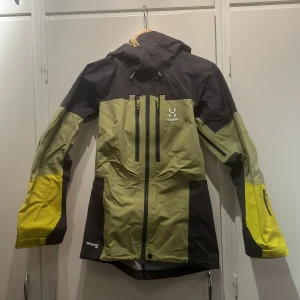 Ny haglöfs jacka - Säljer denna jacka från haglöfs då den inte används. Endast använd 1 gång, så i perfekt skick. Passar för skidåkning, vandring eller bara som regnjacka. 