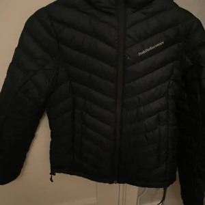 Peak performance  - Fin jacka med några små hål men inget man tänker på